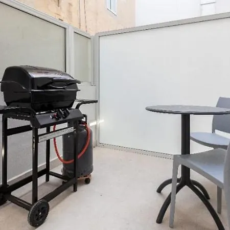 Appartement Well Located 12 With Kitchen And Backyard
