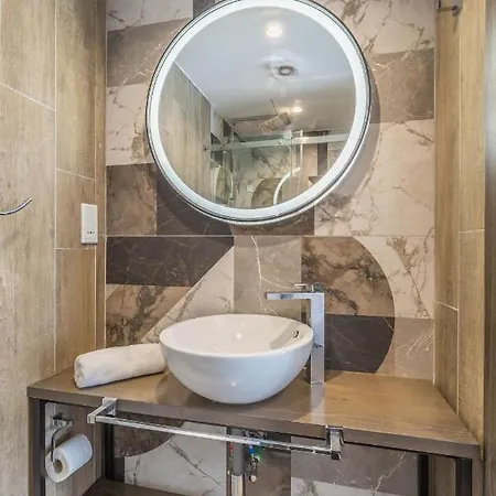 Well Located 12 With Kitchen And Backyard Appartement